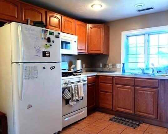 756 Moody St - Photo 5 of 9