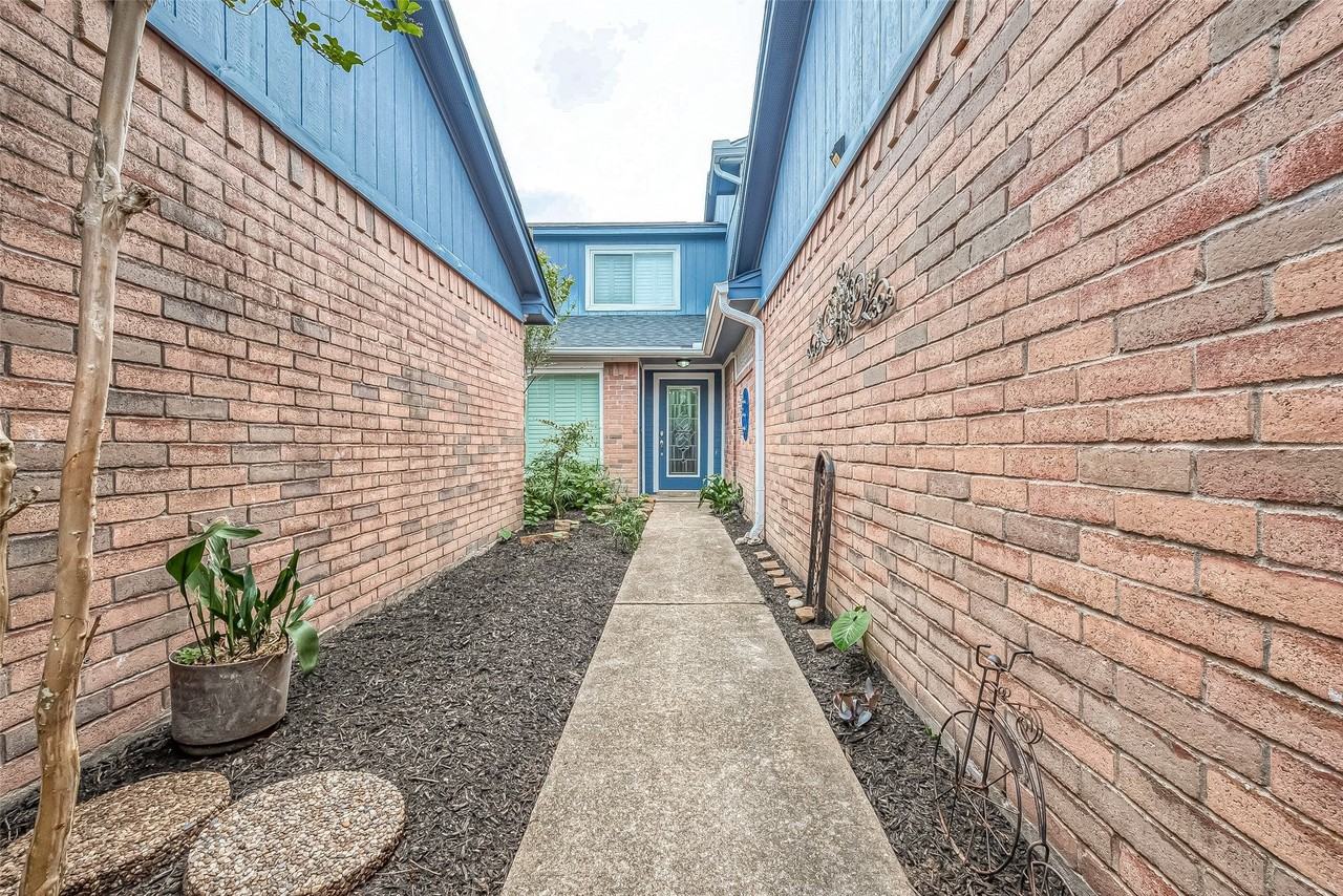 526 Birdsong Dr - Photo 3 of 50