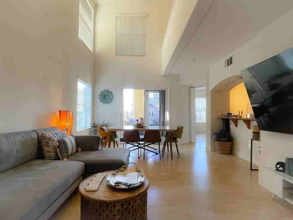 301 W G St - Photo 3 of 32