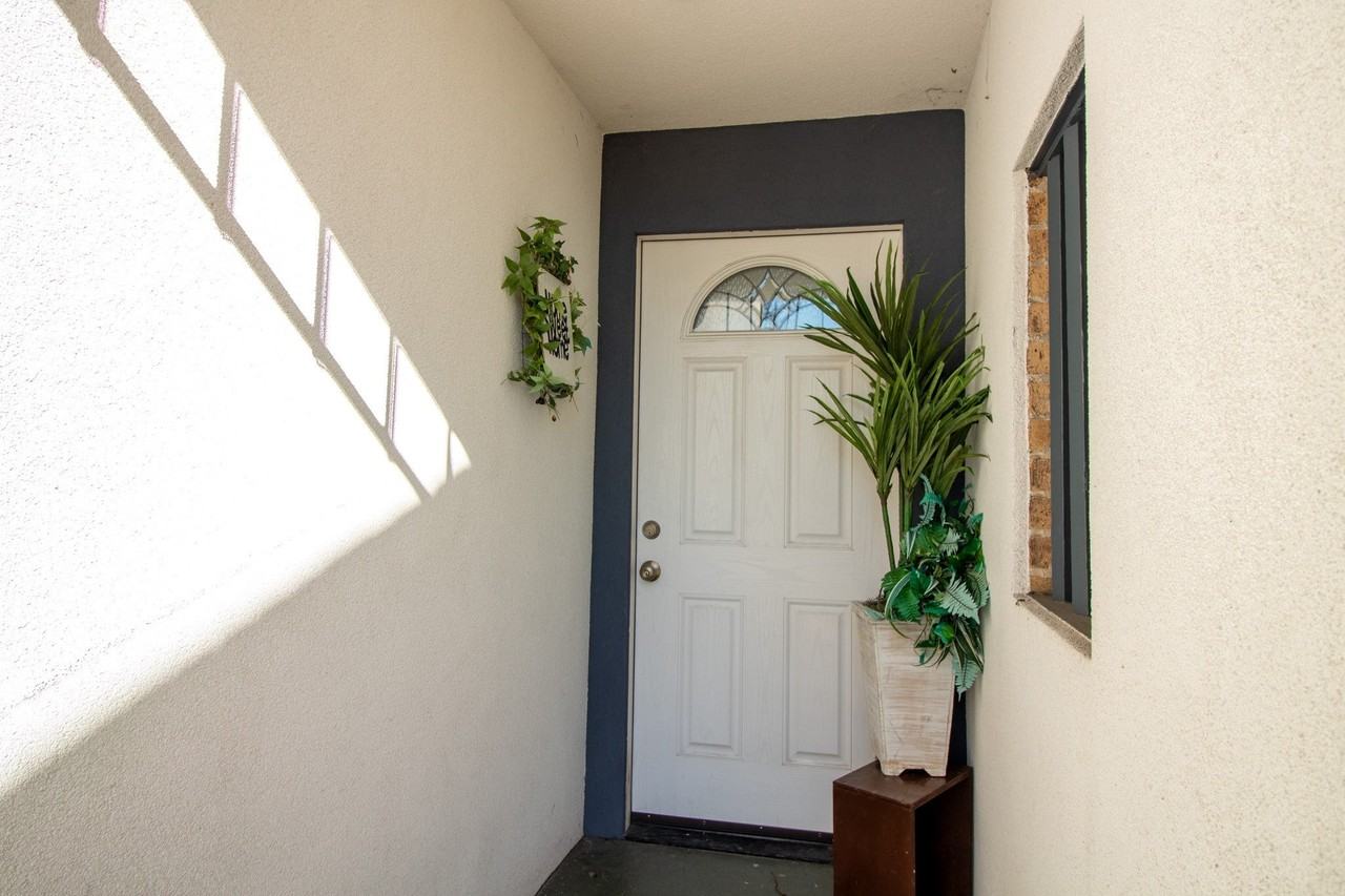 2801 Providence St - Photo 2 of 47