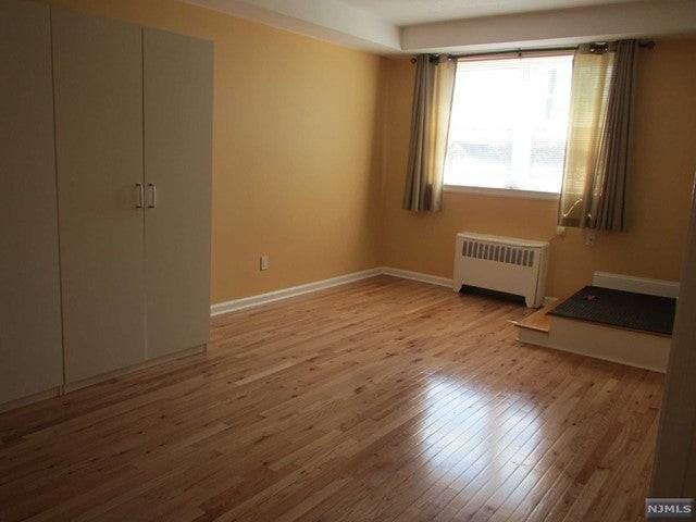 141 Hastings Ave - Photo 2 of 10