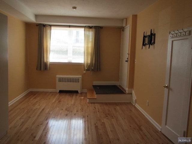 141 Hastings Ave - Photo 3 of 10