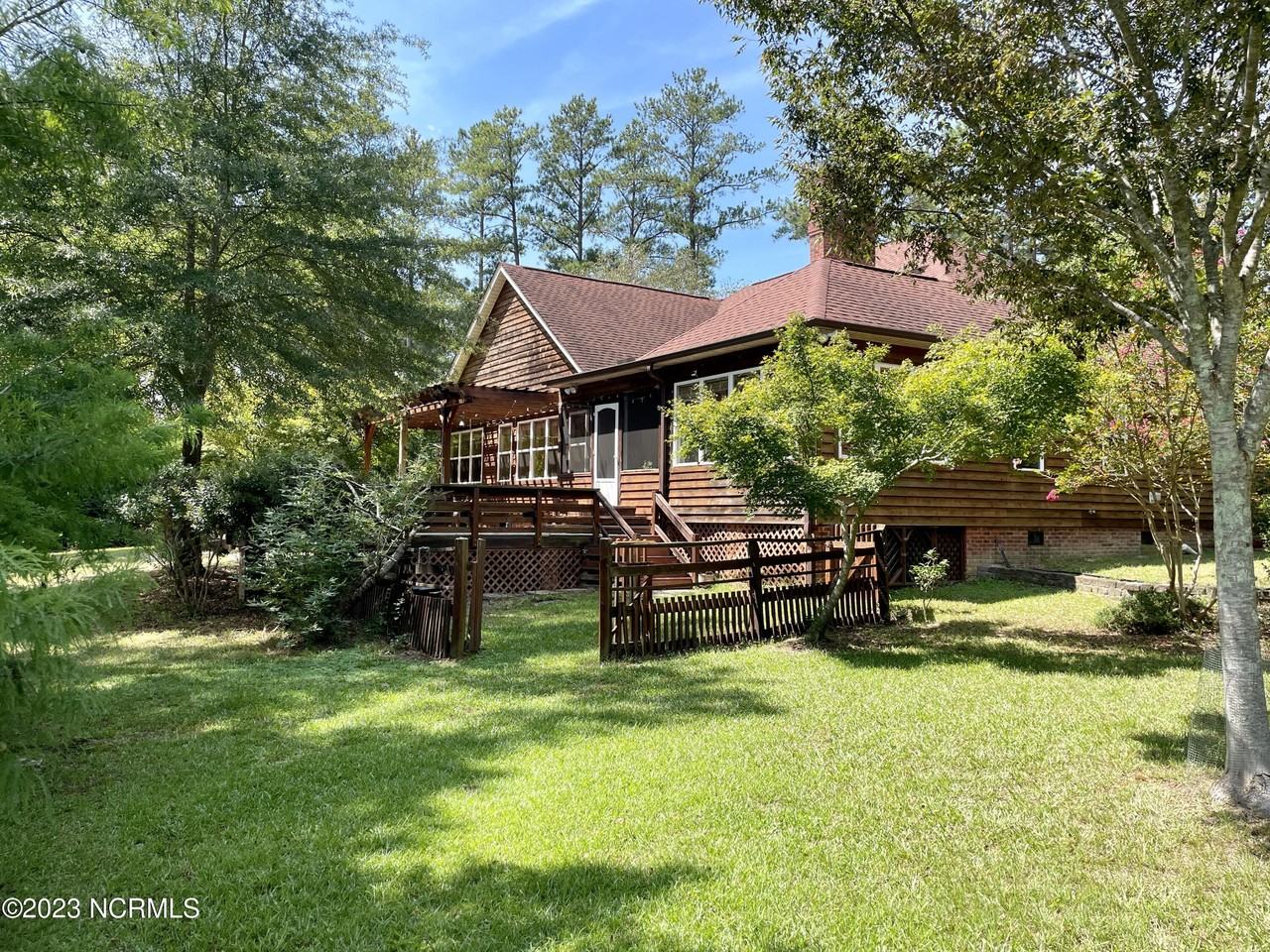 245 Lakeside Dr - Photo 4 of 46