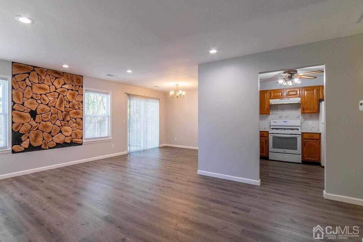 133 Woodbury Rd - Photo 2 of 15