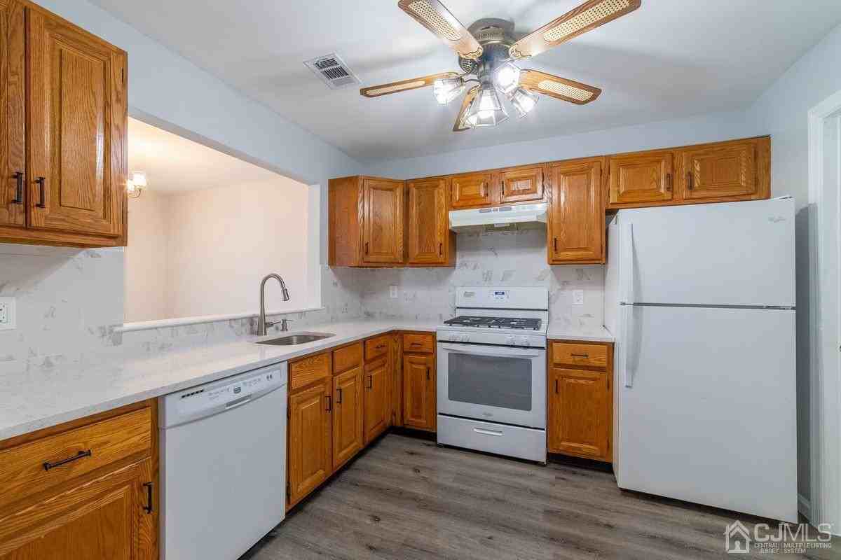 133 Woodbury Rd - Photo 3 of 15