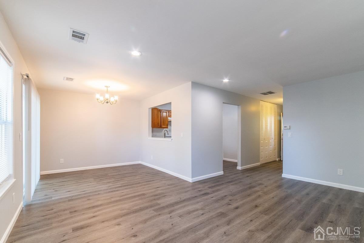 133 Woodbury Rd - Photo 4 of 15