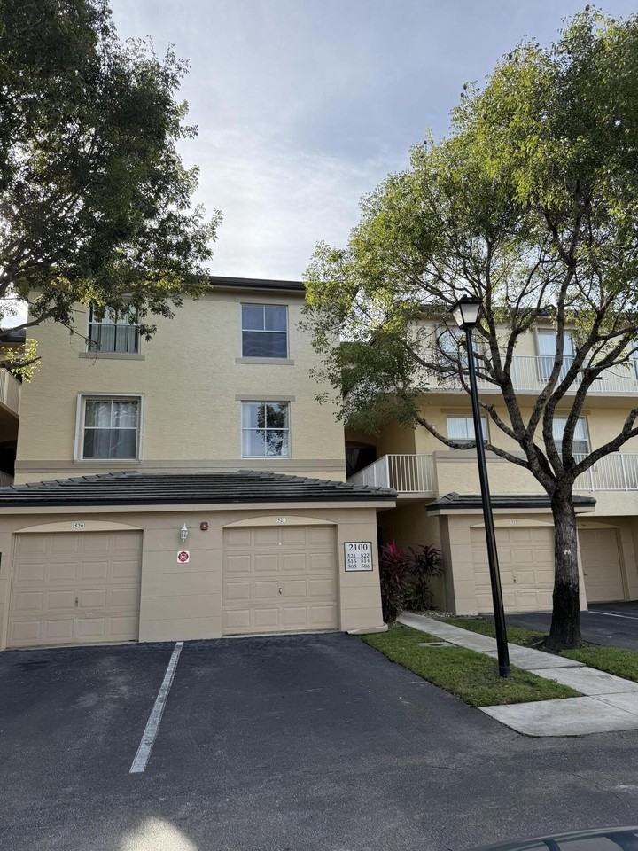 2100 Greenview Shores Blvd - Photo 2 of 27