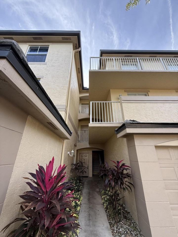 2100 Greenview Shores Blvd - Photo 4 of 27