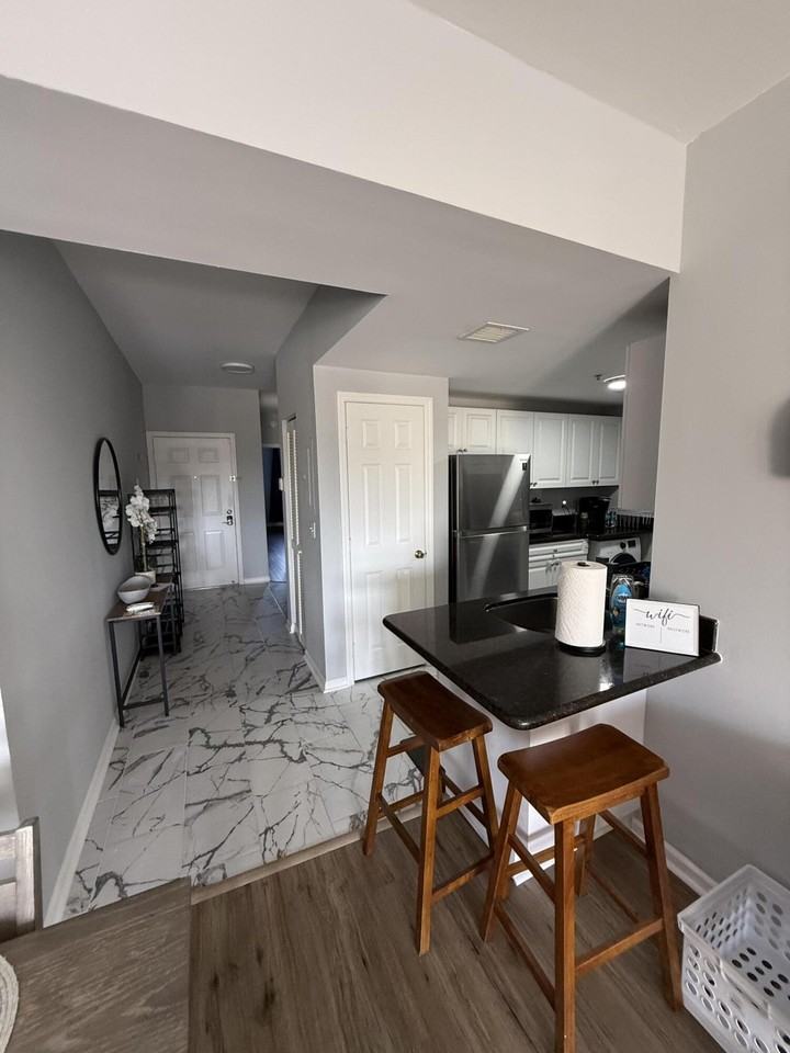 2100 Greenview Shores Blvd - Photo 7 of 27