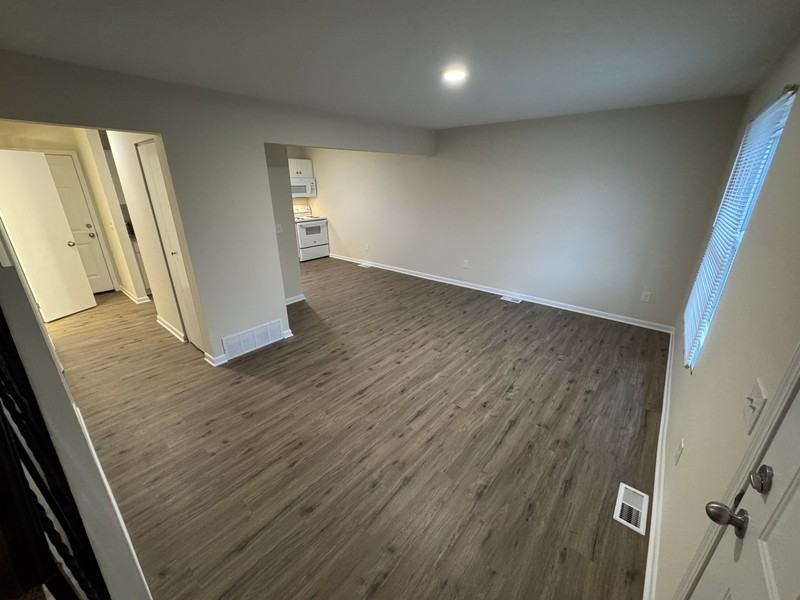 956 W Liberty St - Photo 3 of 10
