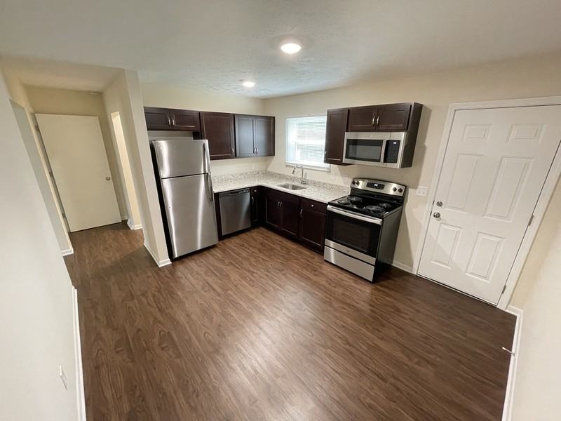 956 W Liberty St - Photo 2 of 10