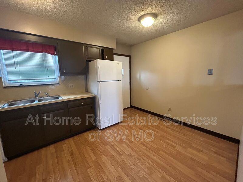 1811 Tower Cir - Photo 4 of 9