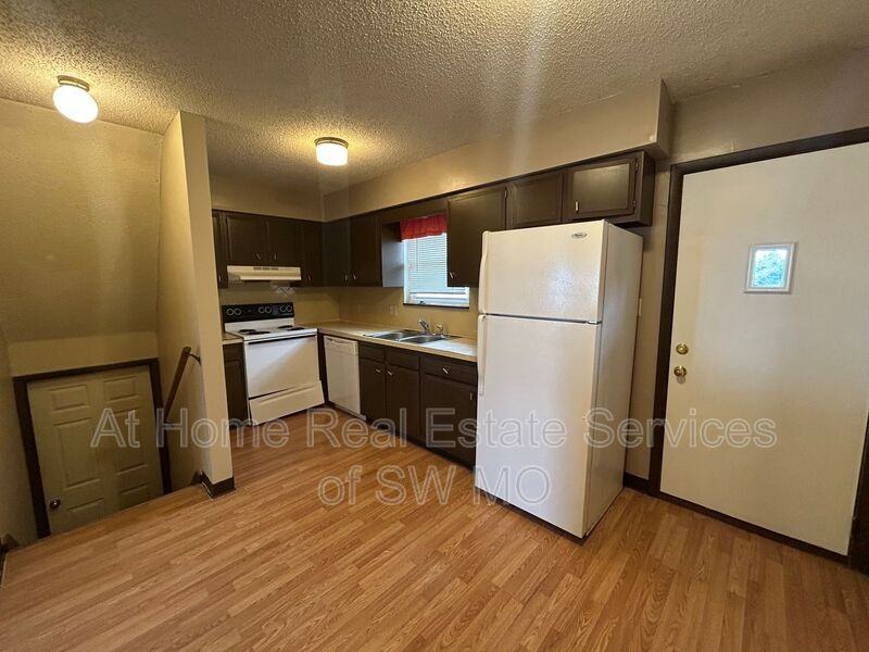 1811 Tower Cir - Photo 5 of 9