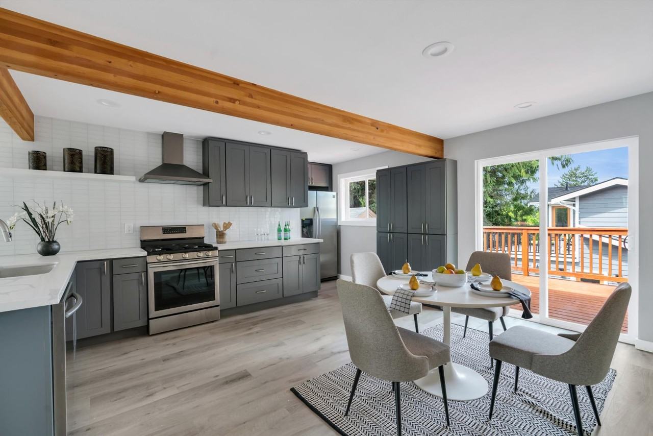 8511 2nd Ave NE - Photo 4 of 4