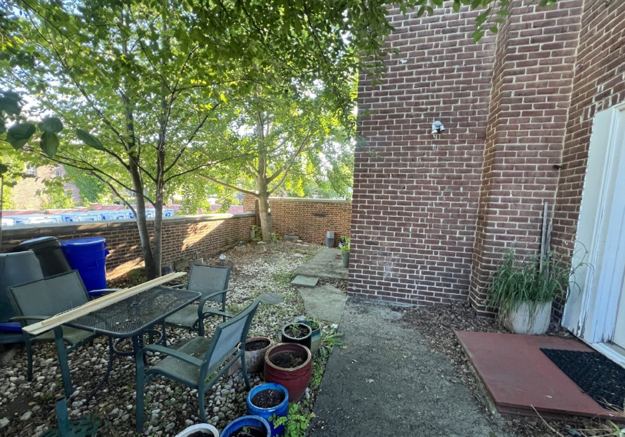 220 Pine St - Photo 3 of 17