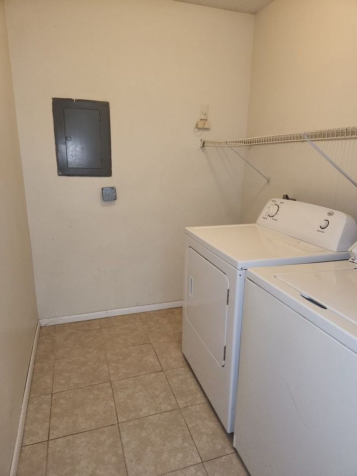 627 Crows Nest Ct - Photo 2 of 5