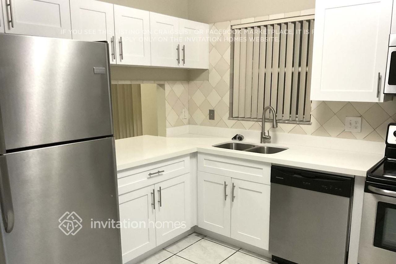 1110 Sw 98th Ter - Photo 4 of 11