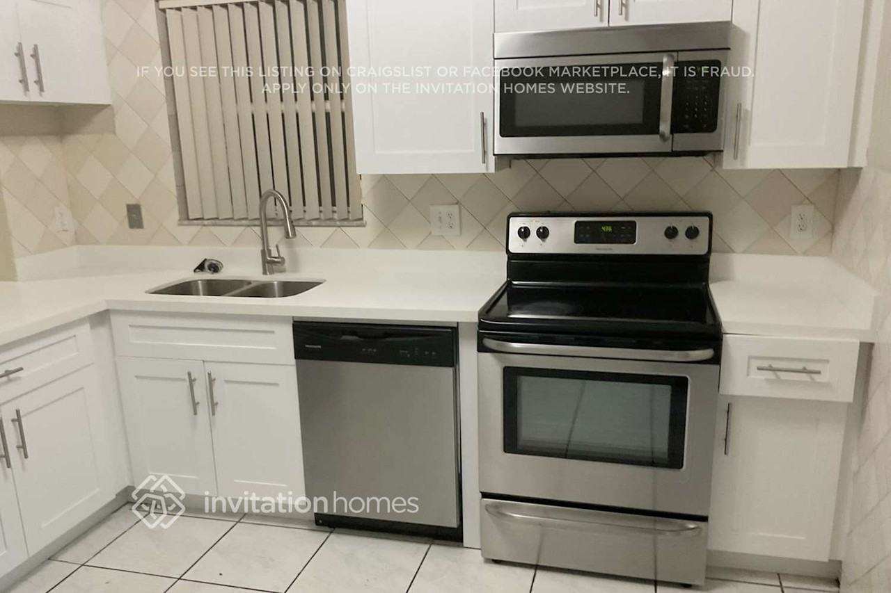 1110 Sw 98th Ter - Photo 5 of 11