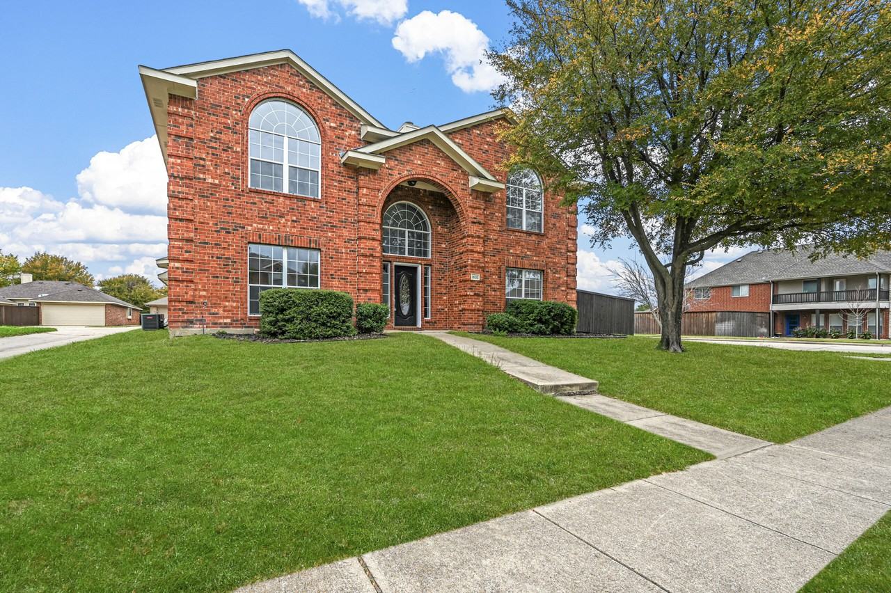 1533 Tanglewood Drive - Photo 2 of 35