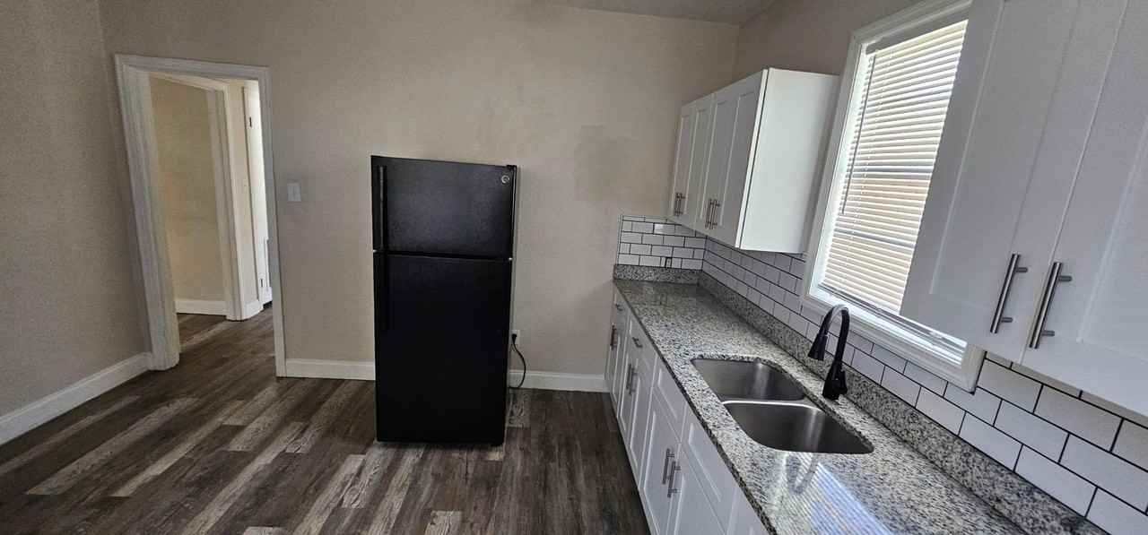 490 E Pearl St #4 - Photo 4 of 11