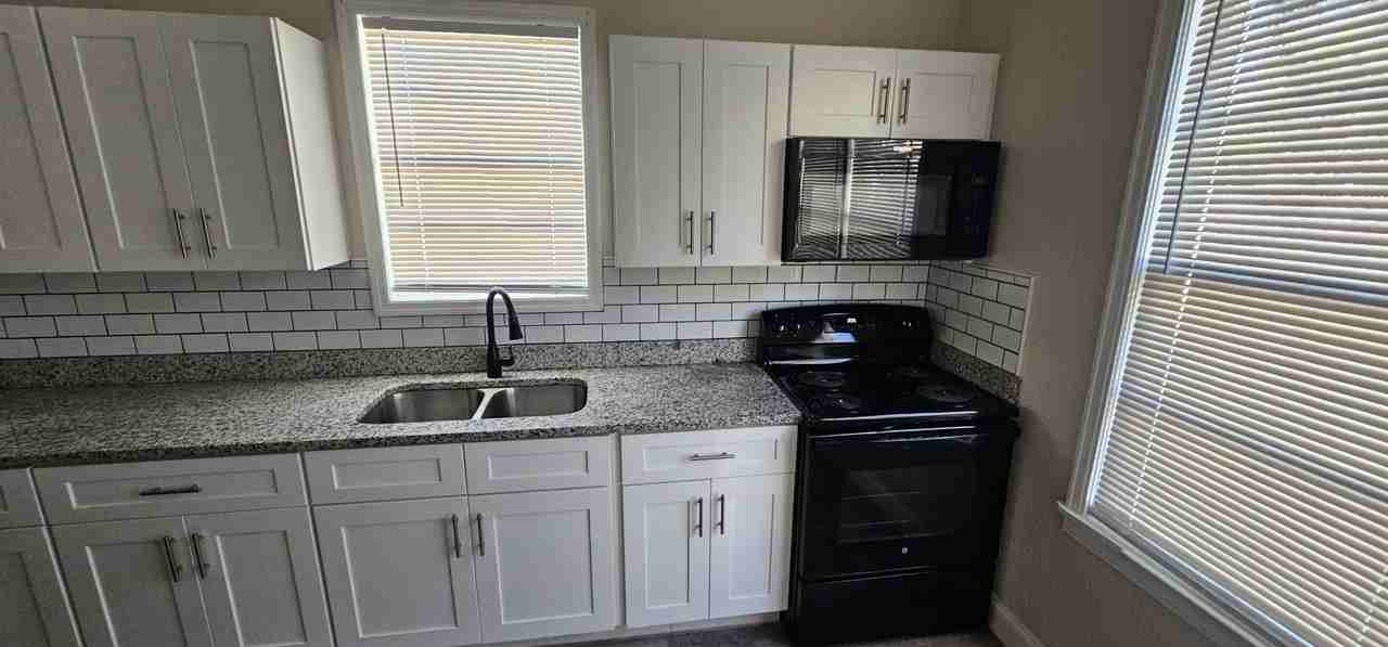 490 E Pearl St #4 - Photo 5 of 11