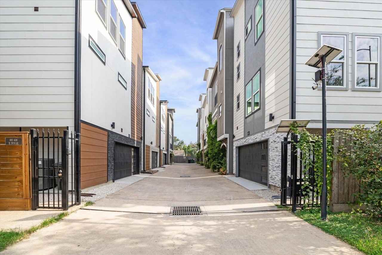 608 W 28th St #B - Photo 2 of 5