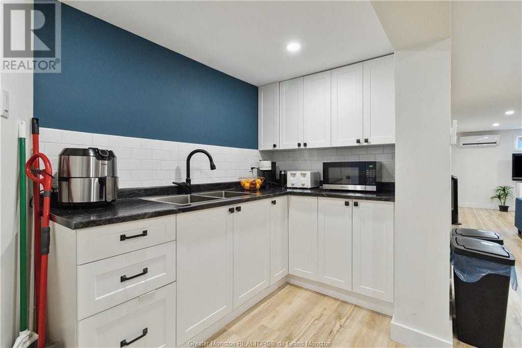 166 Queen Mary Road - Photo 3 of 14