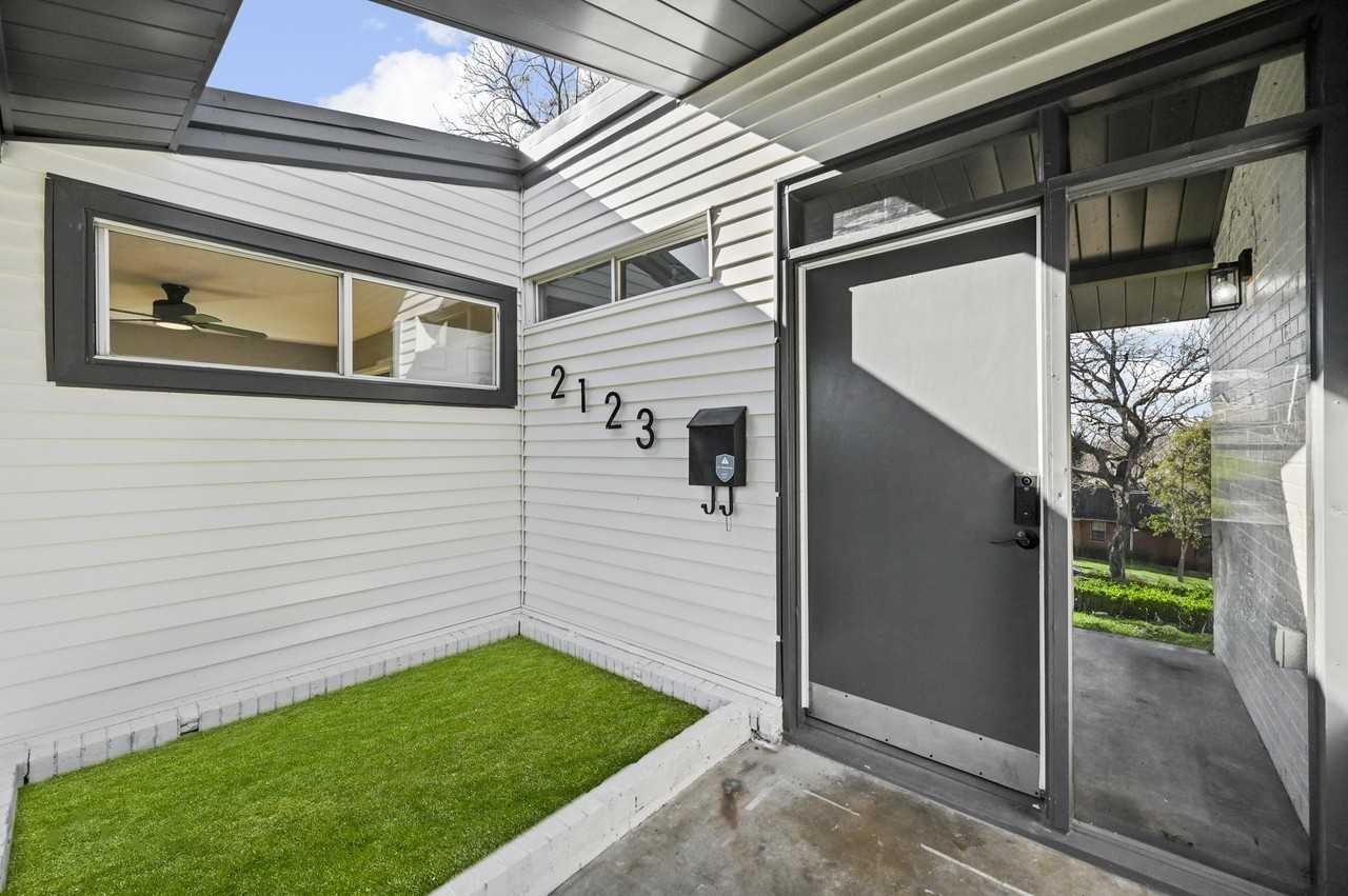 2123 Lanark Avenue - Photo 3 of 27