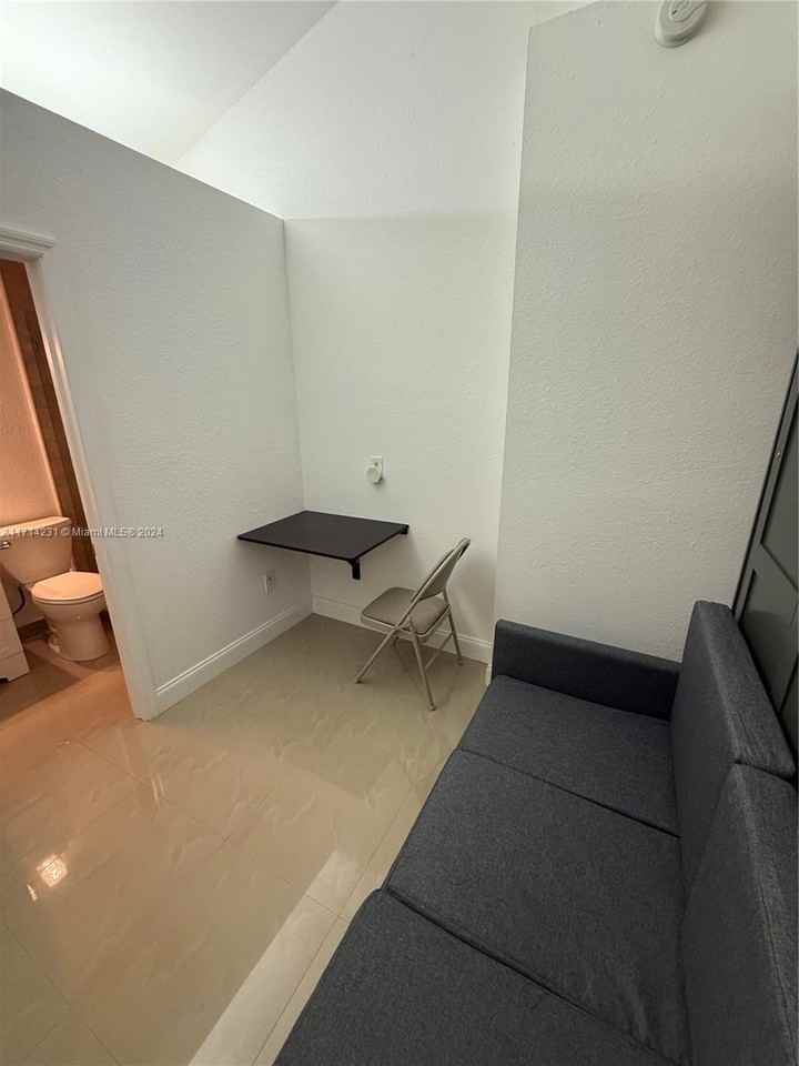 214 Ne 108th St - Photo 2 of 8