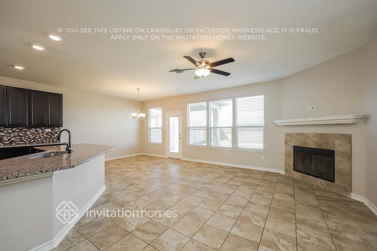 220 Colonial Blf - Photo 2 of 16