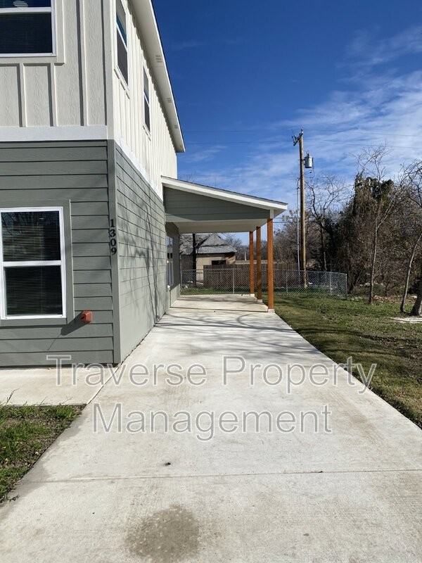 1309 Arizona Ave - Photo 4 of 32