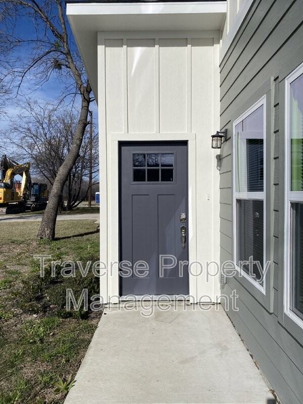 1309 Arizona Ave - Photo 5 of 32