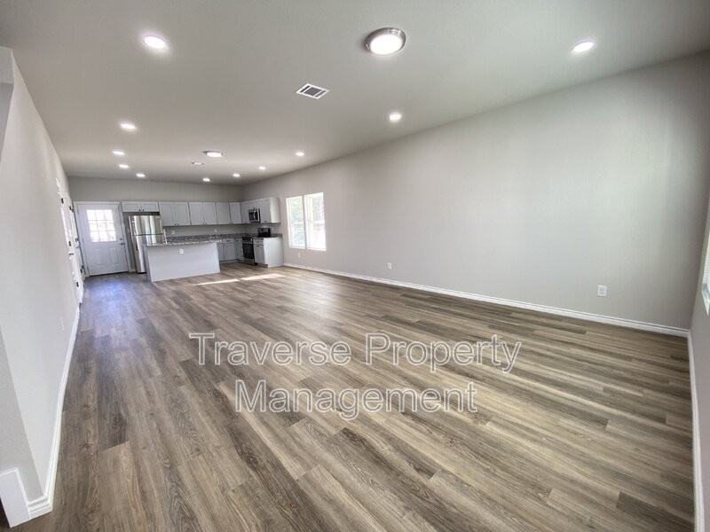 1309 Arizona Ave - Photo 6 of 32