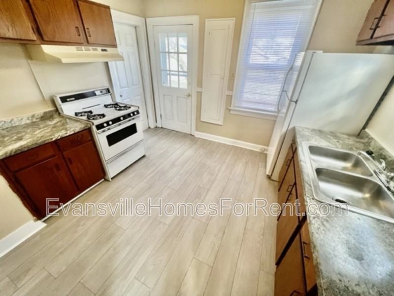 1622 E Indiana St - Photo 3 of 10