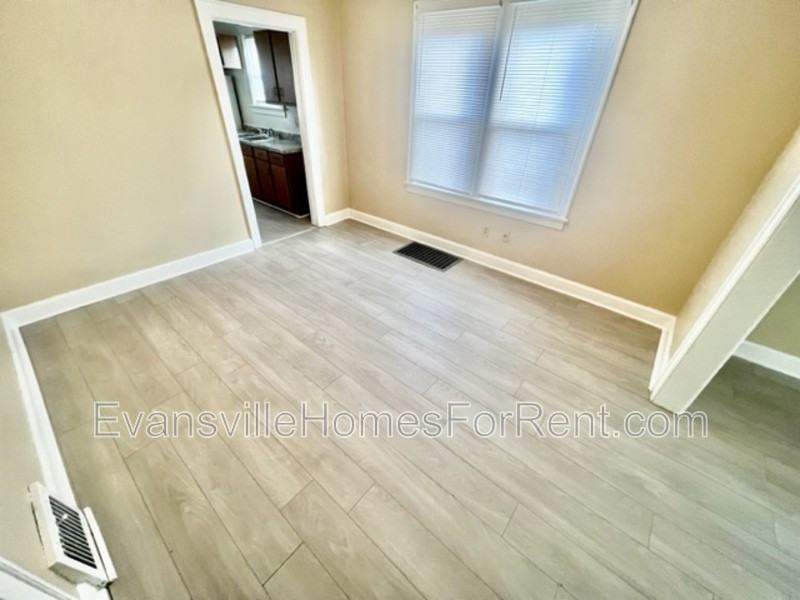 1622 E Indiana St - Photo 4 of 10