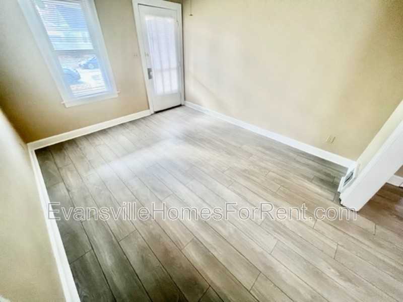 1622 E Indiana St - Photo 5 of 10