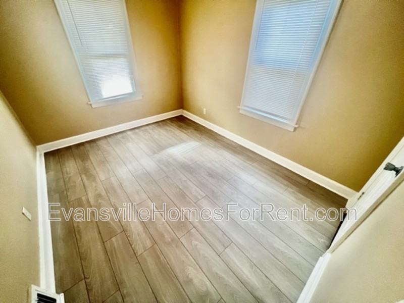 1622 E Indiana St - Photo 6 of 10