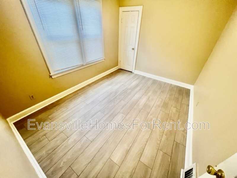 1622 E Indiana St - Photo 7 of 10