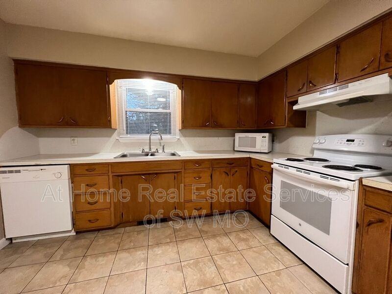 114 E Anderson St - Photo 6 of 11
