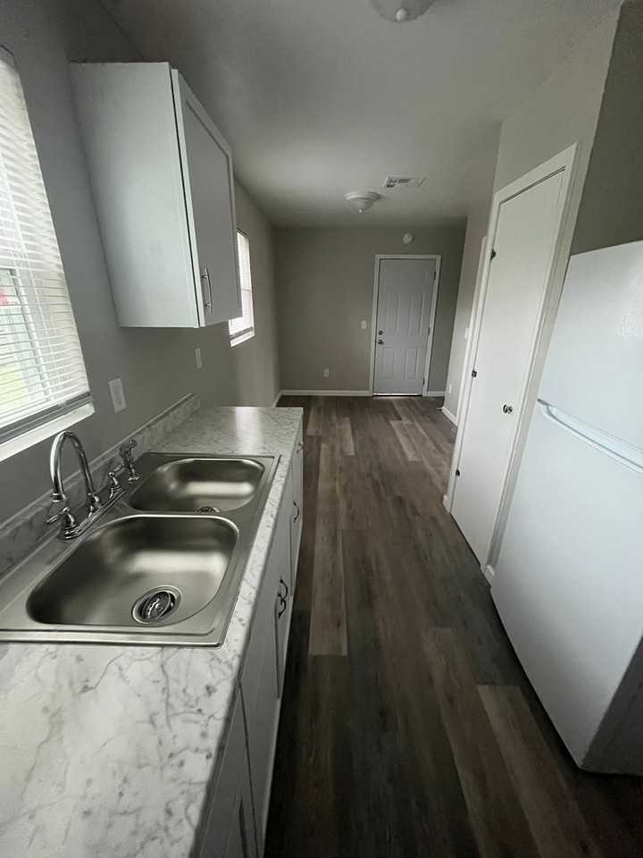 5618 N Garrison Pl - Photo 4 of 9