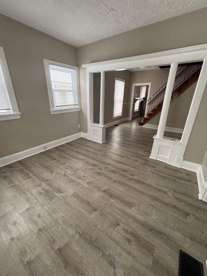 122 Fairlawn Ave - Photo 2 of 18