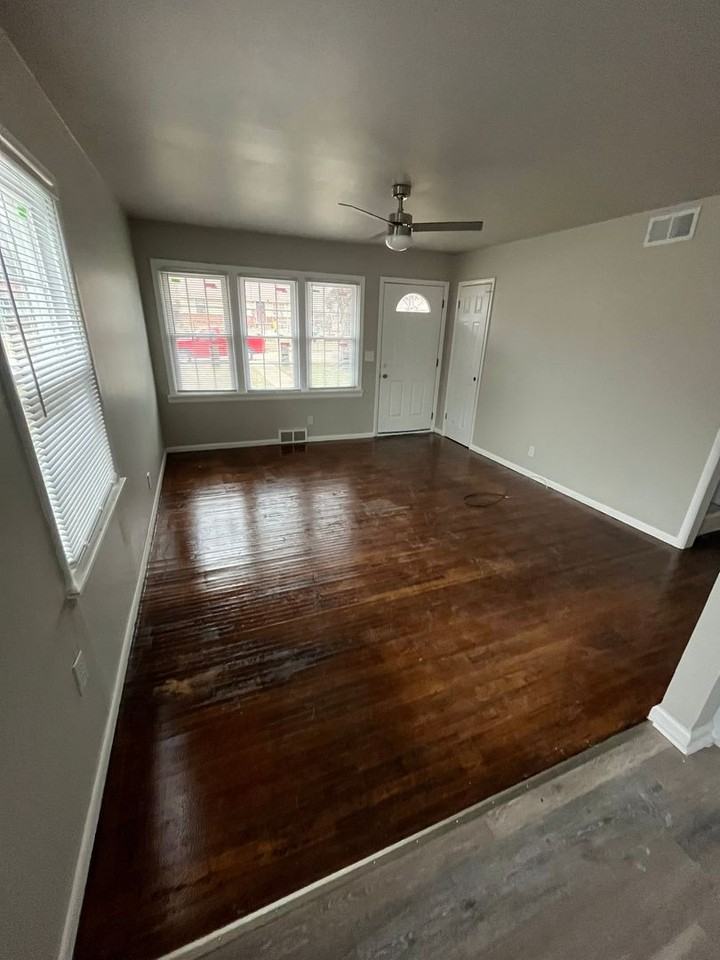 304 West 47th Street North - Photo 4 of 10