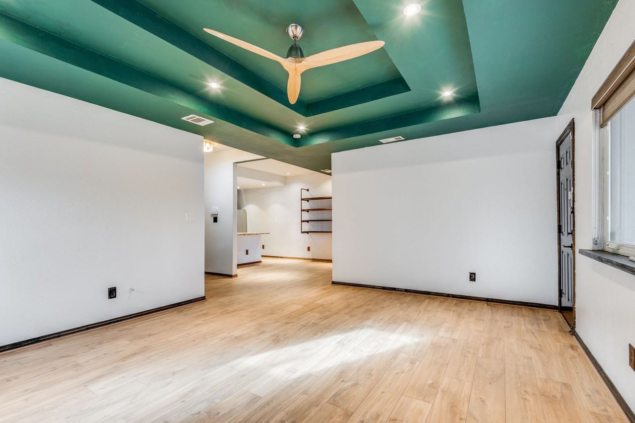 2749 Buna Drive - Photo 4 of 12