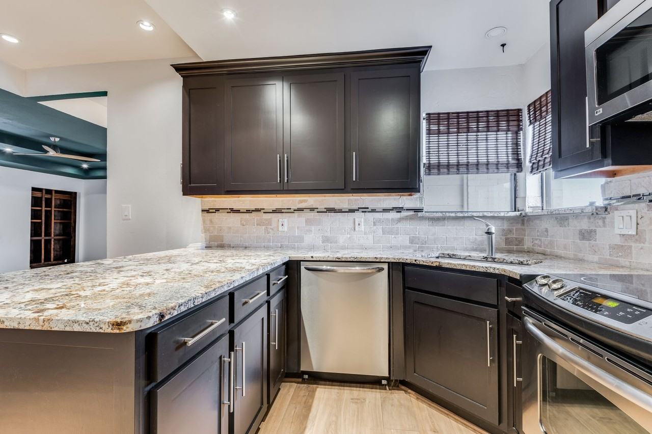 2749 Buna Drive - Photo 7 of 12