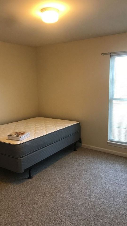 1366 Hunters Rd Apt A - Photo 7 of 12