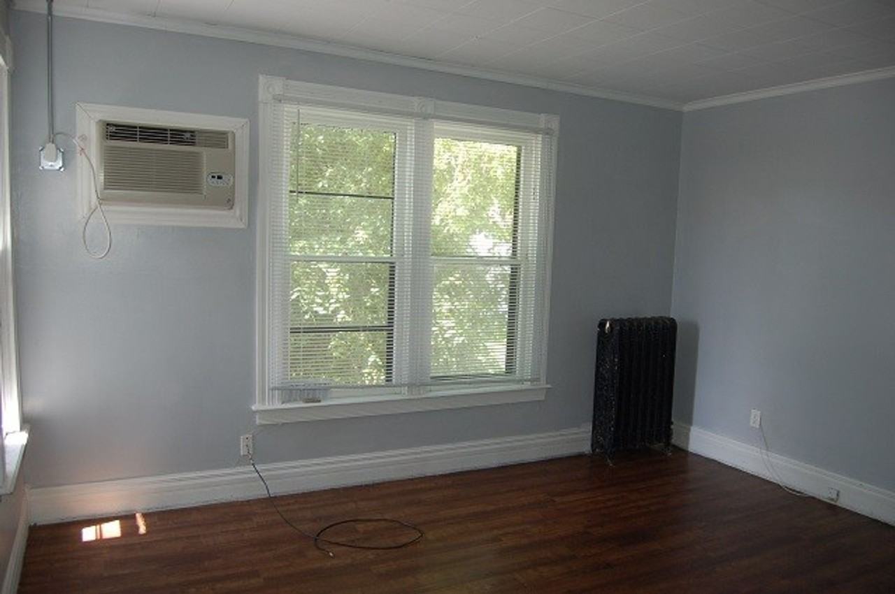 906 E Burlington Apartments! - Photo 4 of 13