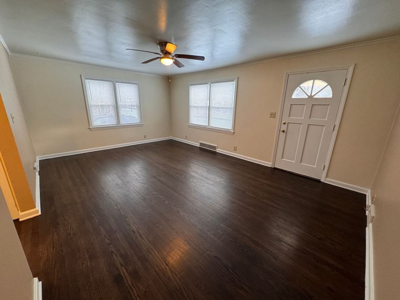 212 E Montrose St - Photo 7 of 16