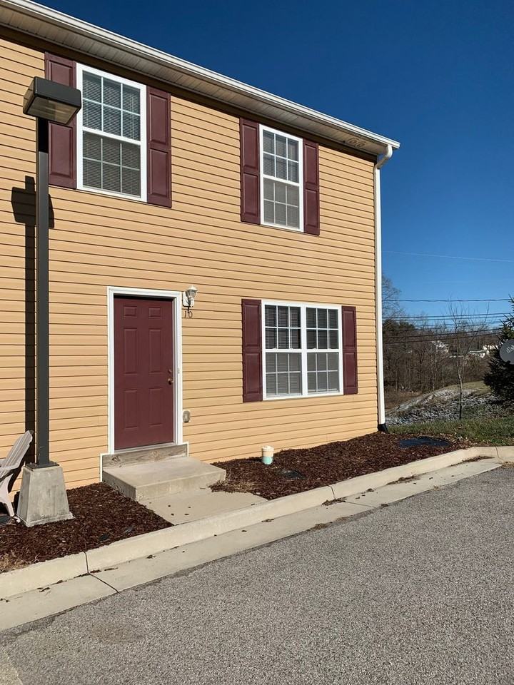 10 Station Ln Ne - Photo 2 of 19