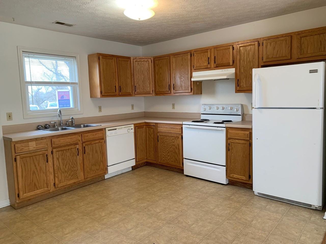 1070 Long St - Photo 4 of 11