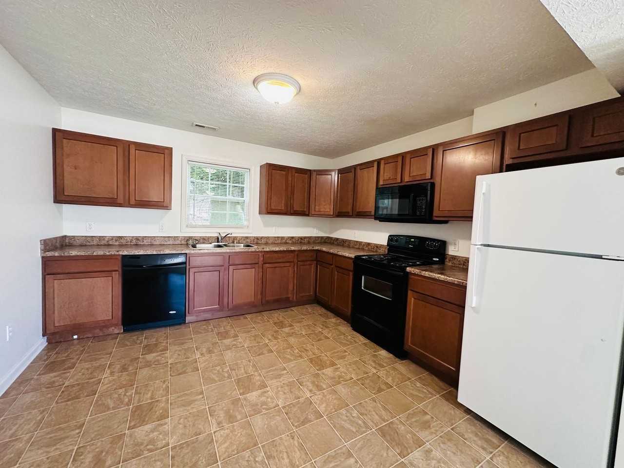 35 Station Ln Ne - Photo 5 of 12